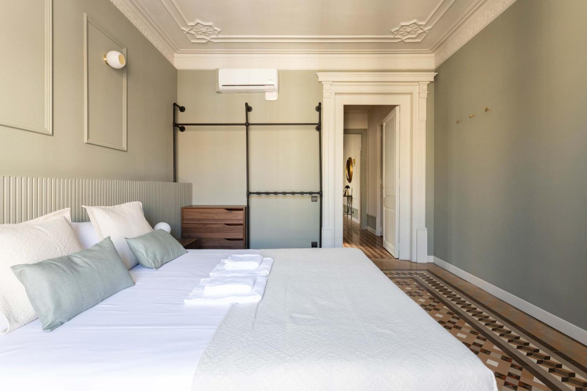 Spacious Stylish 4-bedroom Modernist Barcelona