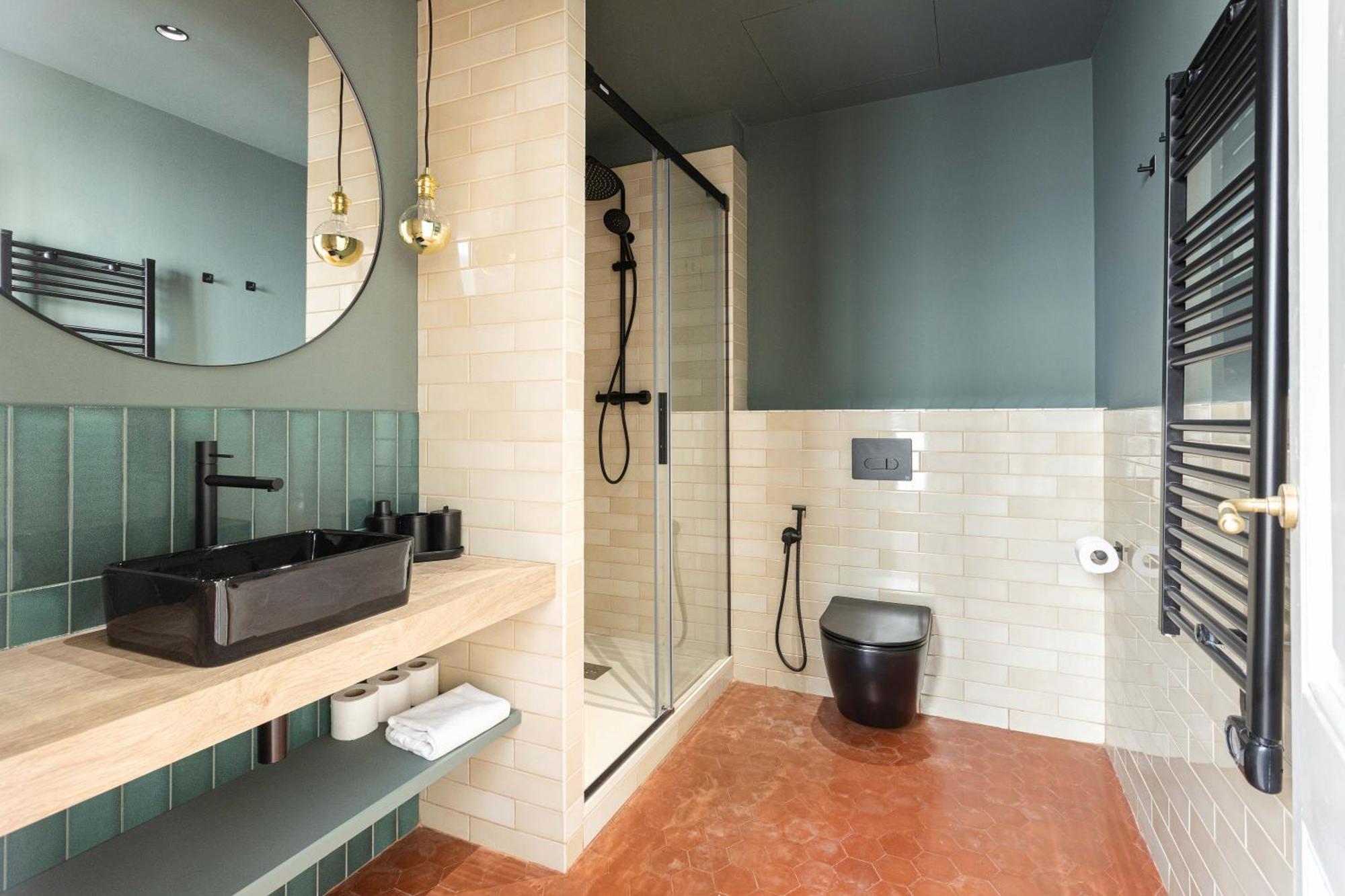 Spacious Stylish 4-bedroom Modernist Apartment *